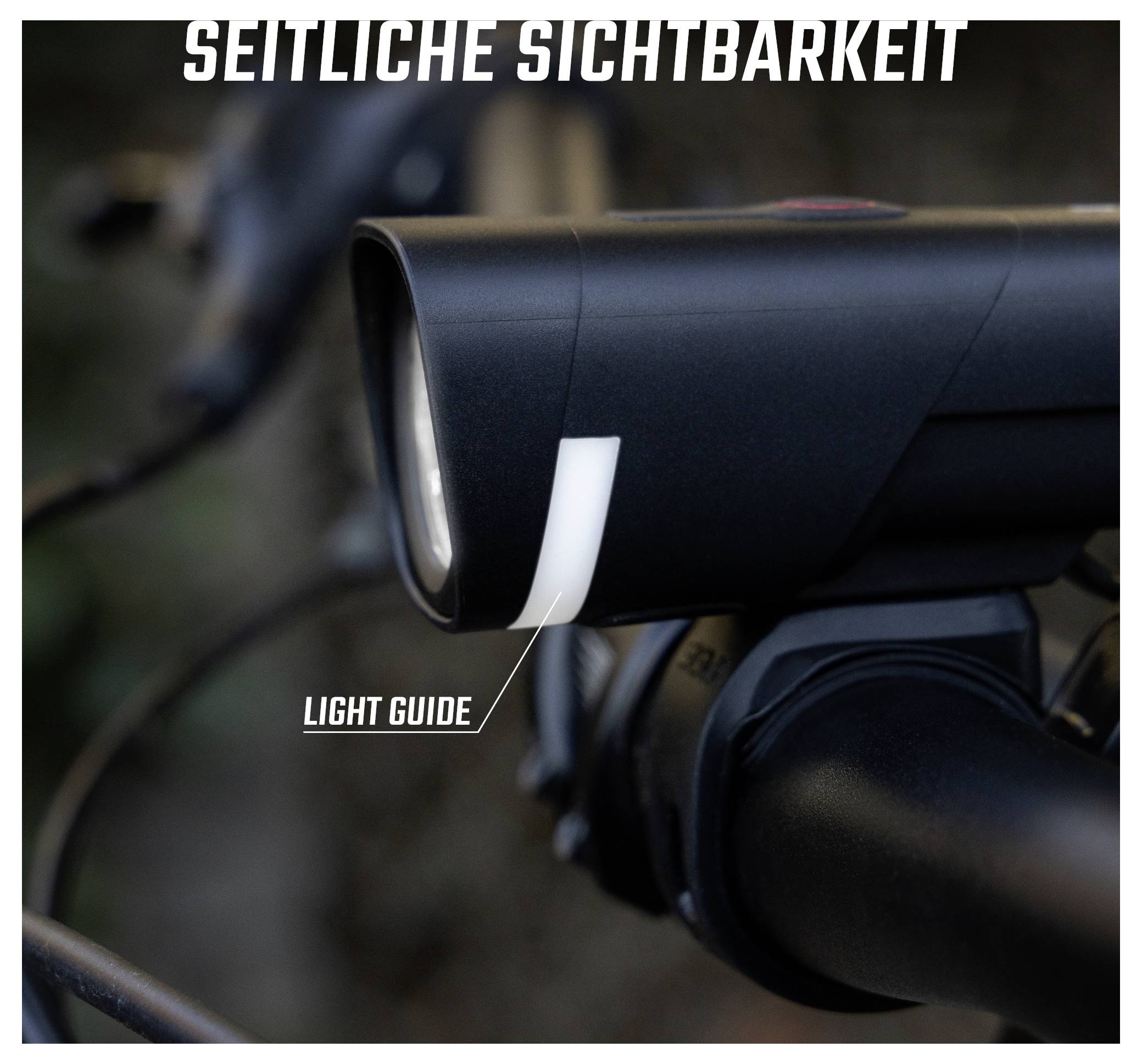 Detail snímku cyklistického světla se zmínkou "BOČNÍ VIDITELNOST" a označeným "PRŮVODCEM SVĚTLA" pro zlepšenou postranní percepci.