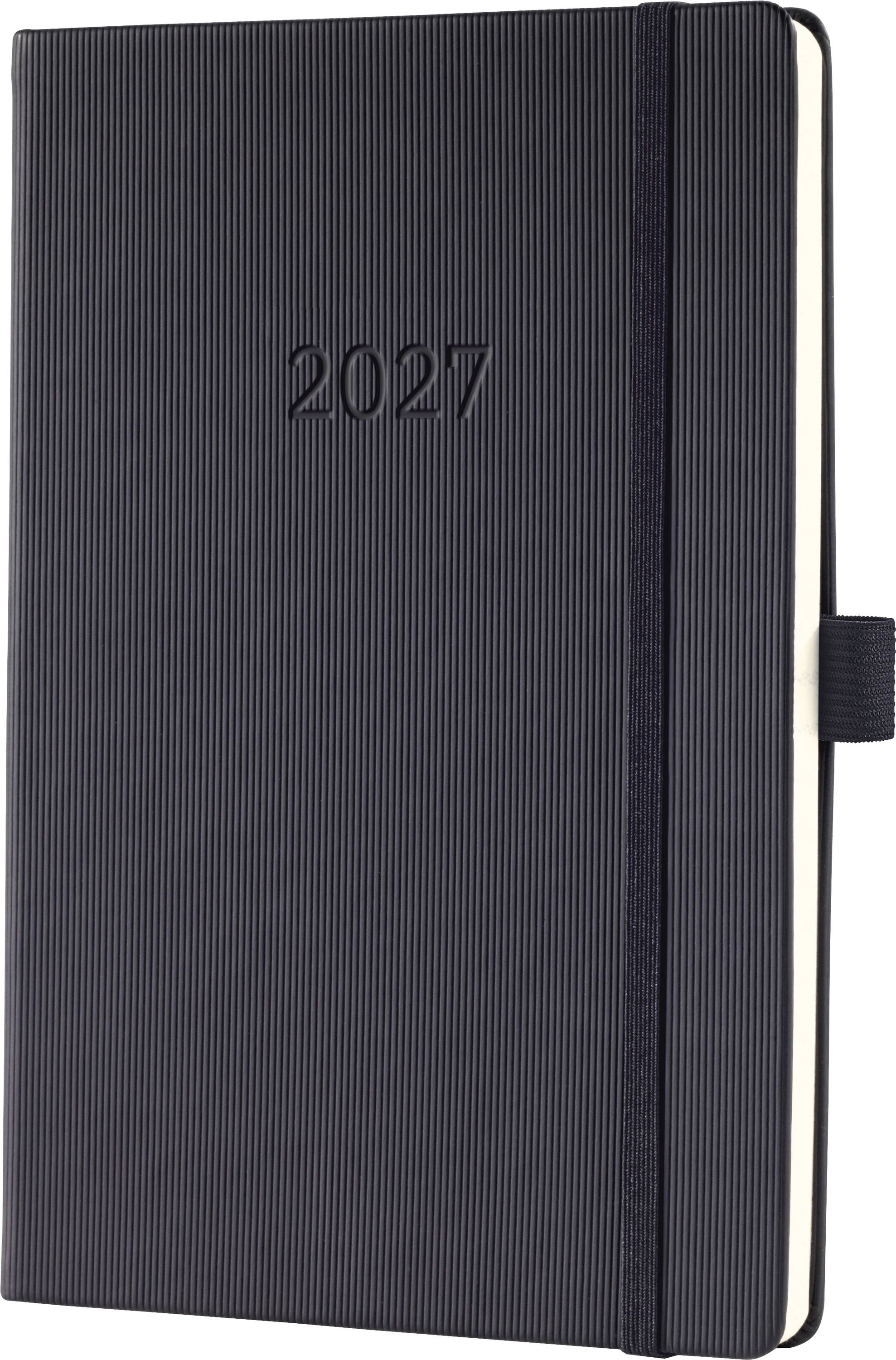 Černý diář nebo zápisník na rok 2027 s textureovaným obalem a gumičkou na zavírání na jednobarevném bílém pozadí.