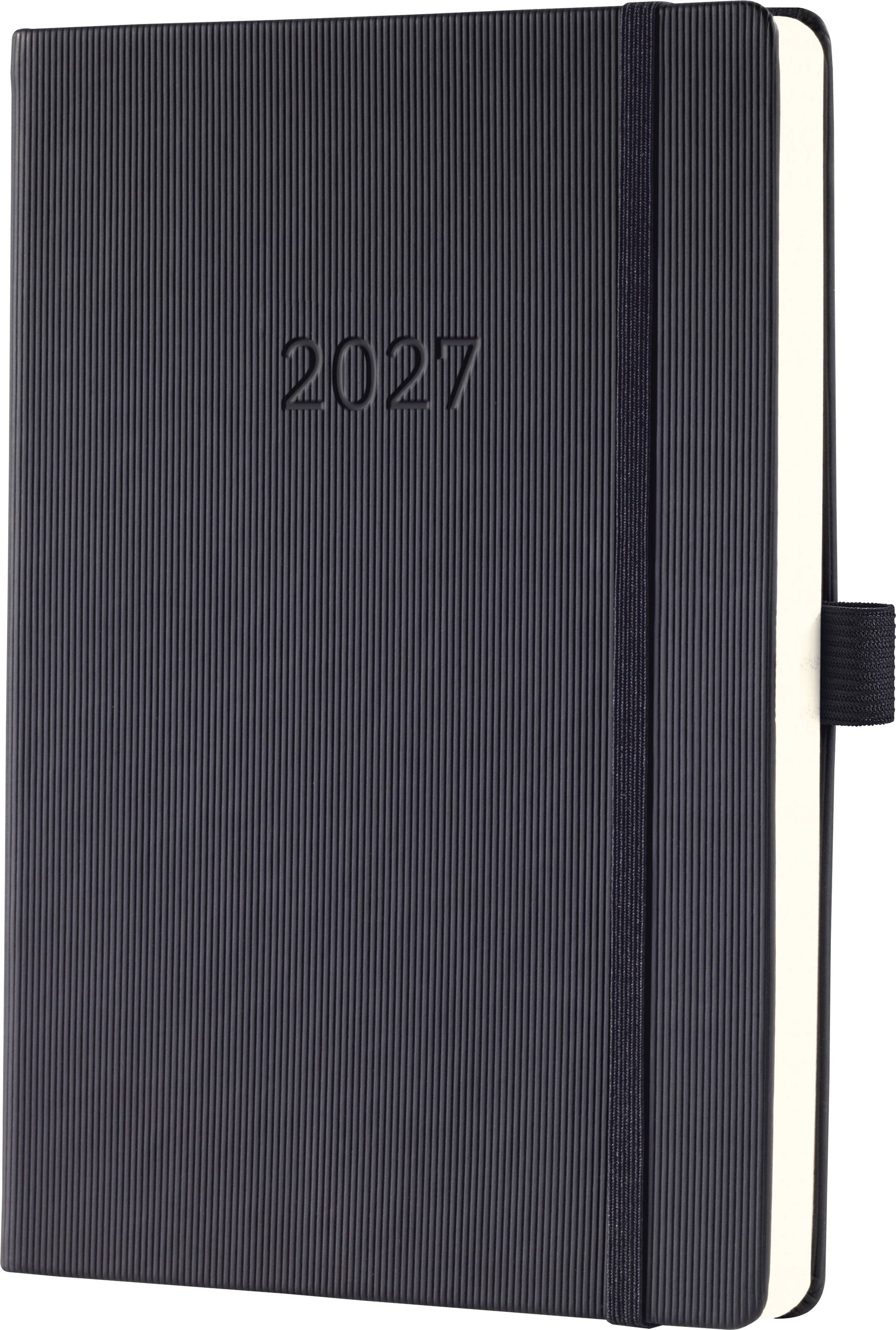 Černý plánovací deník nebo zápisník na rok 2027 s textovaným obalem a elastickým zavírací páskem, zobrazen zavřený na bílém pozadí.