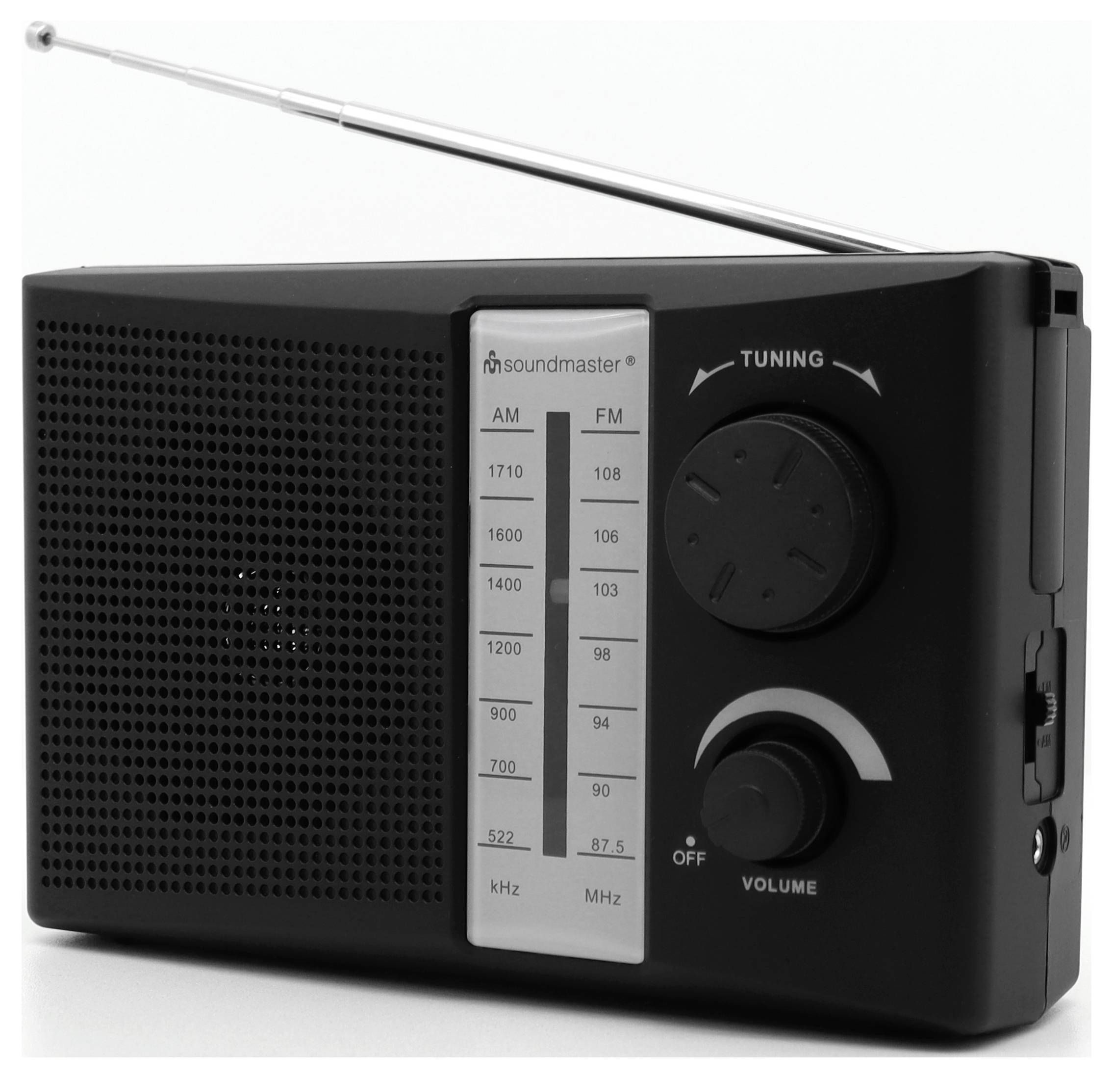 Přenosné rádio AM/FM v černé barvě s teleskopickou anténou, ladícím ciferníkem a ovládacím prvkem hlasitosti na bílém pozadí.