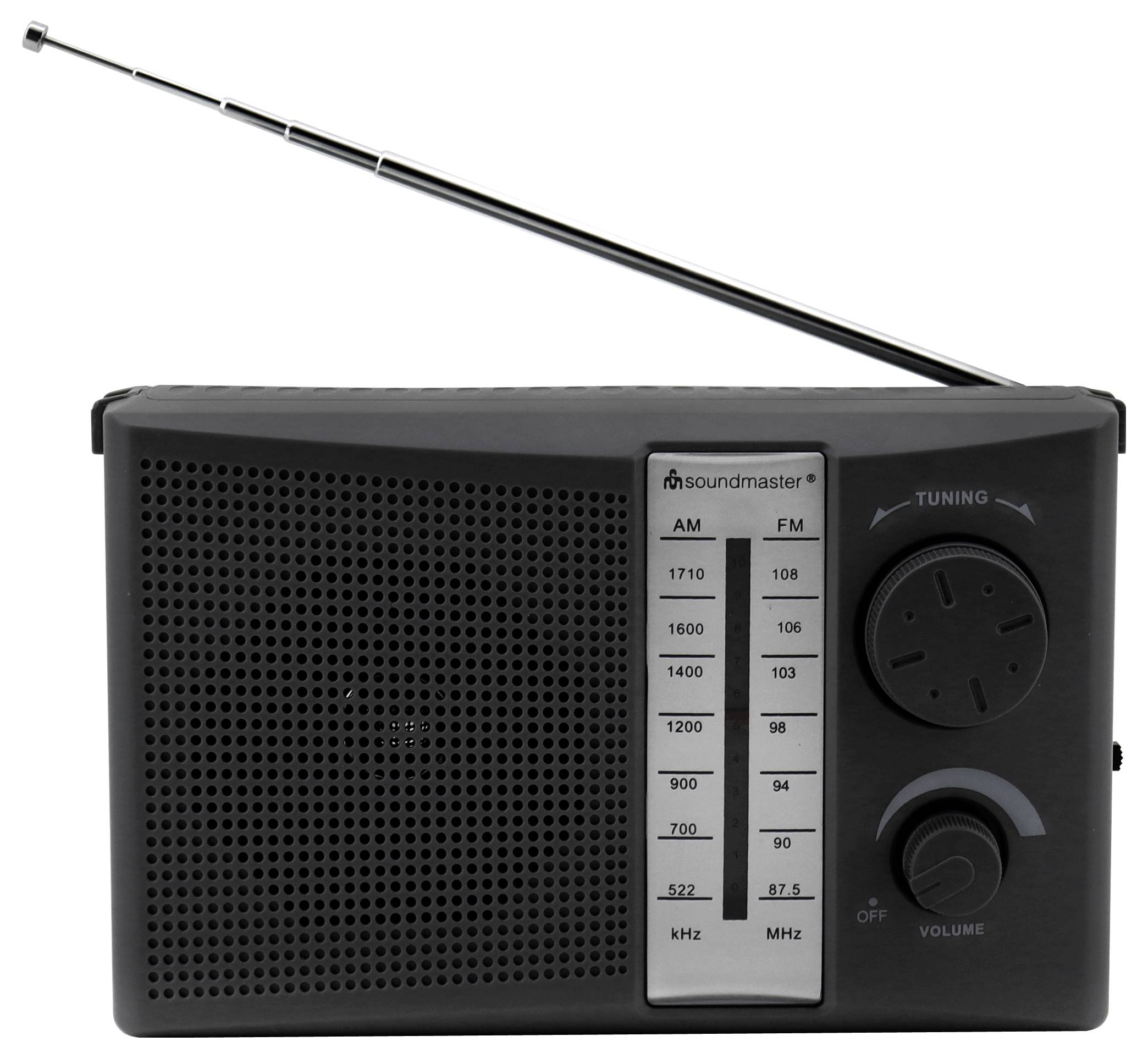 Přenosné černé rádio s prodlouženou anténou, mřížkou reproduktoru, ladicím ciferníkem a ovladačem hlasitosti na bílém pozadí