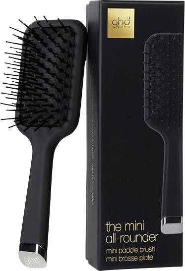 Černá mini pádelová kartáč ghd s dlouhými štětinami zobrazená vedle své černé a zlaté maloobchodní krabice označené "the mini all-rounder".