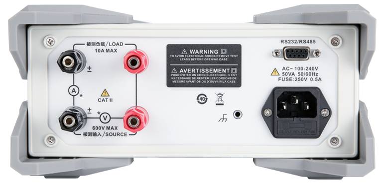 Zadní panel testovacího přístroje se svorkami LOAD a SOURCE, portem RS232/RS485, přívodem střídavého proudu a bezpečnostními štítky s napětím a proudem.