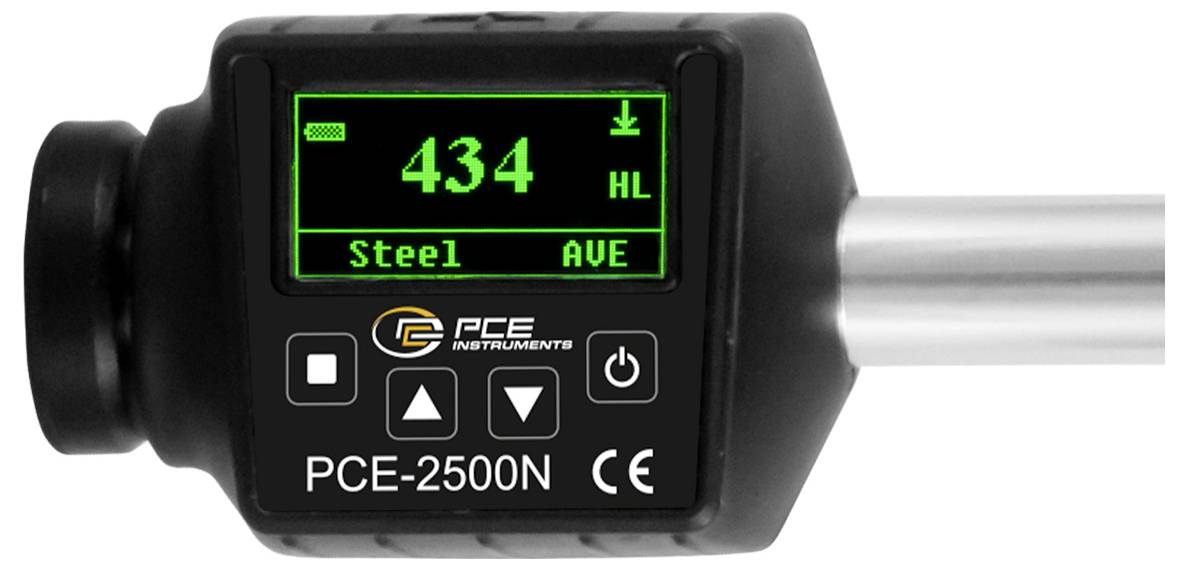 Přenosné měřicí zařízení PCE-2500N s digitálním displejem zobrazujícím 434 HL a materiál nastavený na ocel, s sondou směřující doprava.