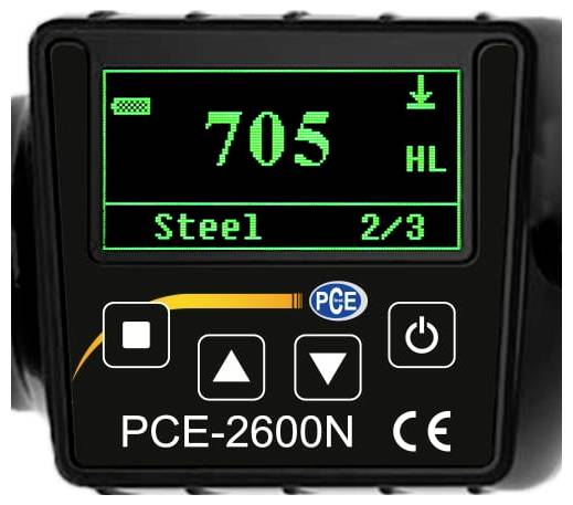 Digitální měřidlo tloušťky nátěru zobrazující 70S na zeleném displeji s indikátory „Steel" a „2/3", označené PCE-2600N.