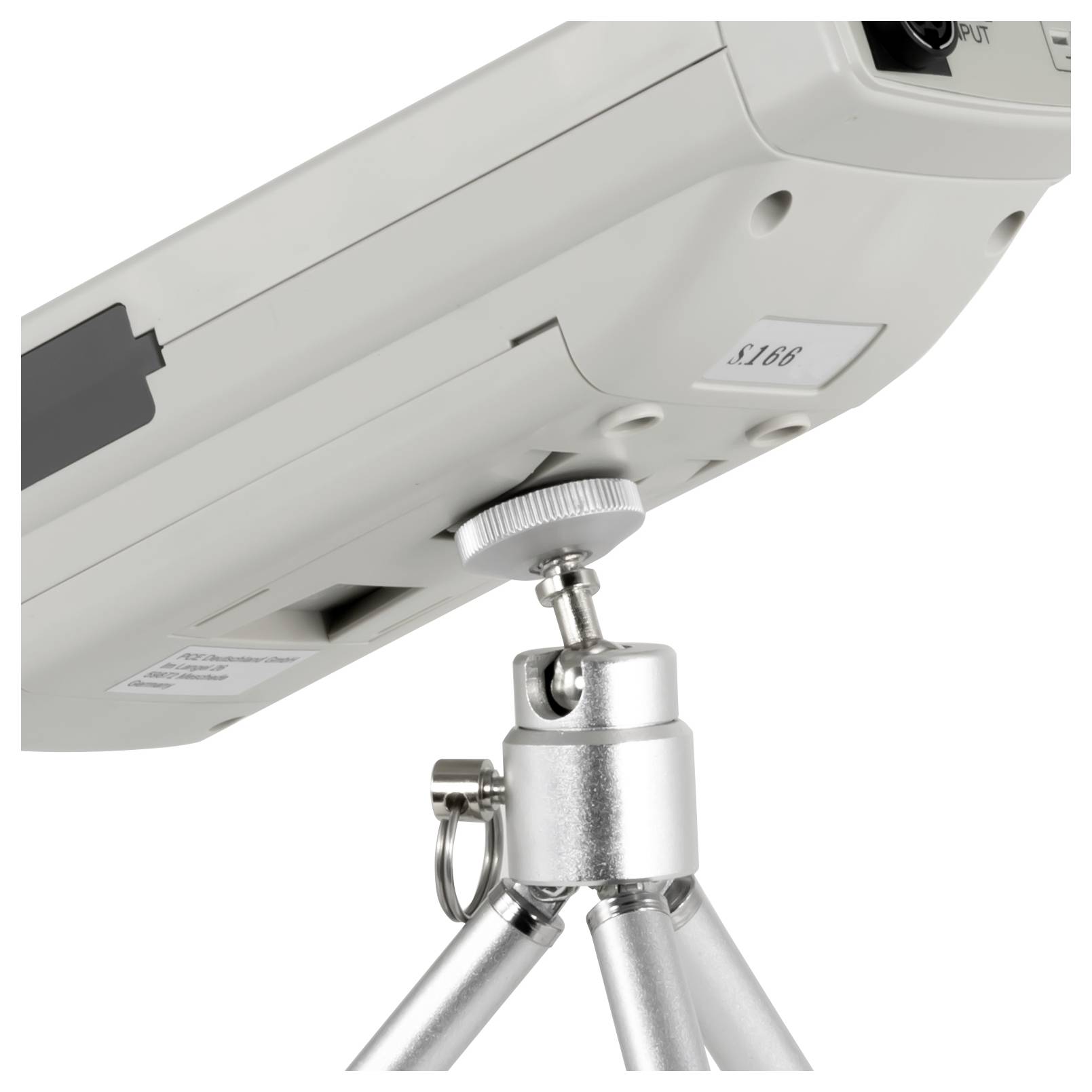 Detailní snímek zařízení nebo monitoru upevněného na nastavitelném stativu se spojovacím kloubem.