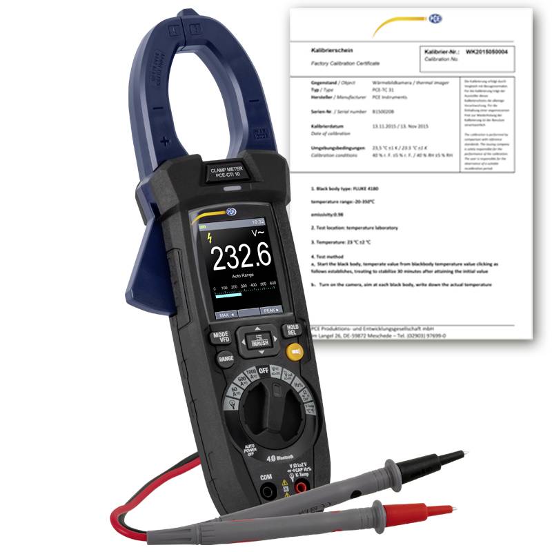 Digitální kleštěmeter zobrazující 232,6 V s testovacími sondami, vedle dokumentu o továrním kalibraci.