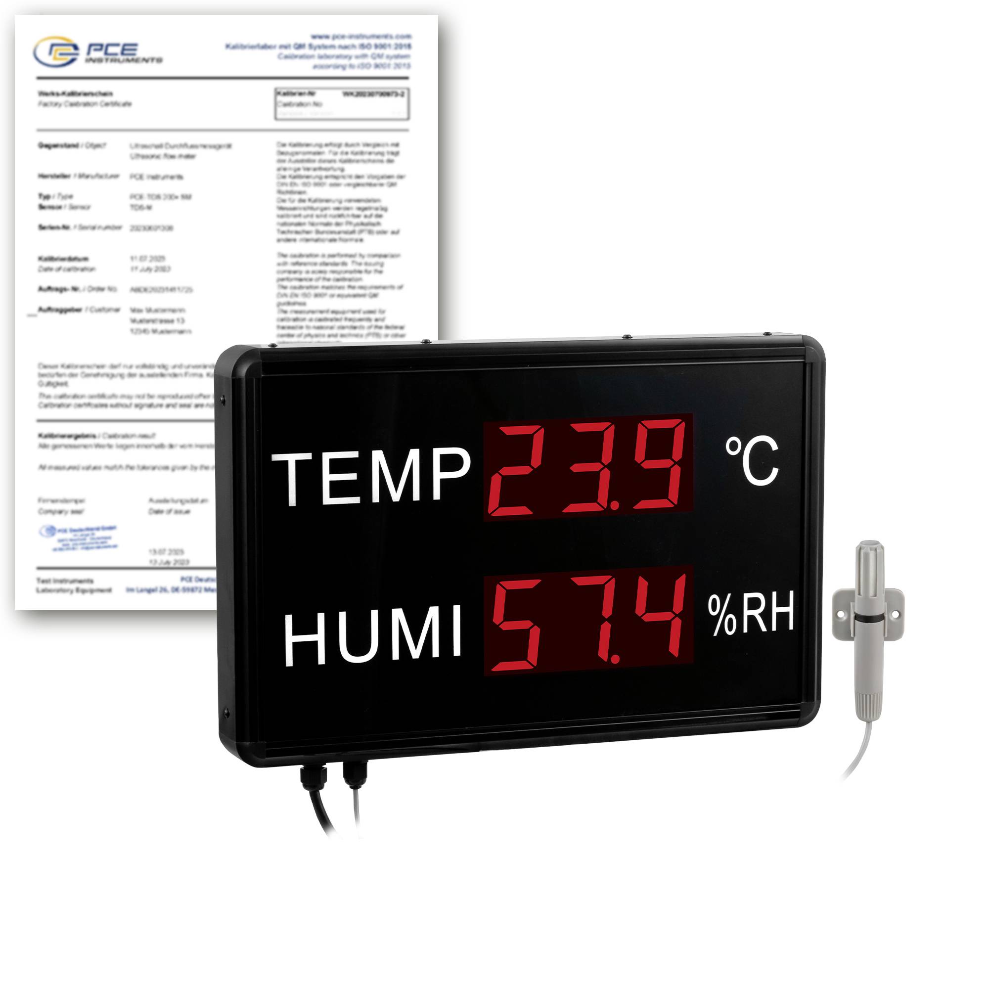 Displej digitálního teploměru-vlhkoměru ukazuje 23,9°C a 57,4% RH, vedle něho leží kalibrační certifikát a externí sonda.
