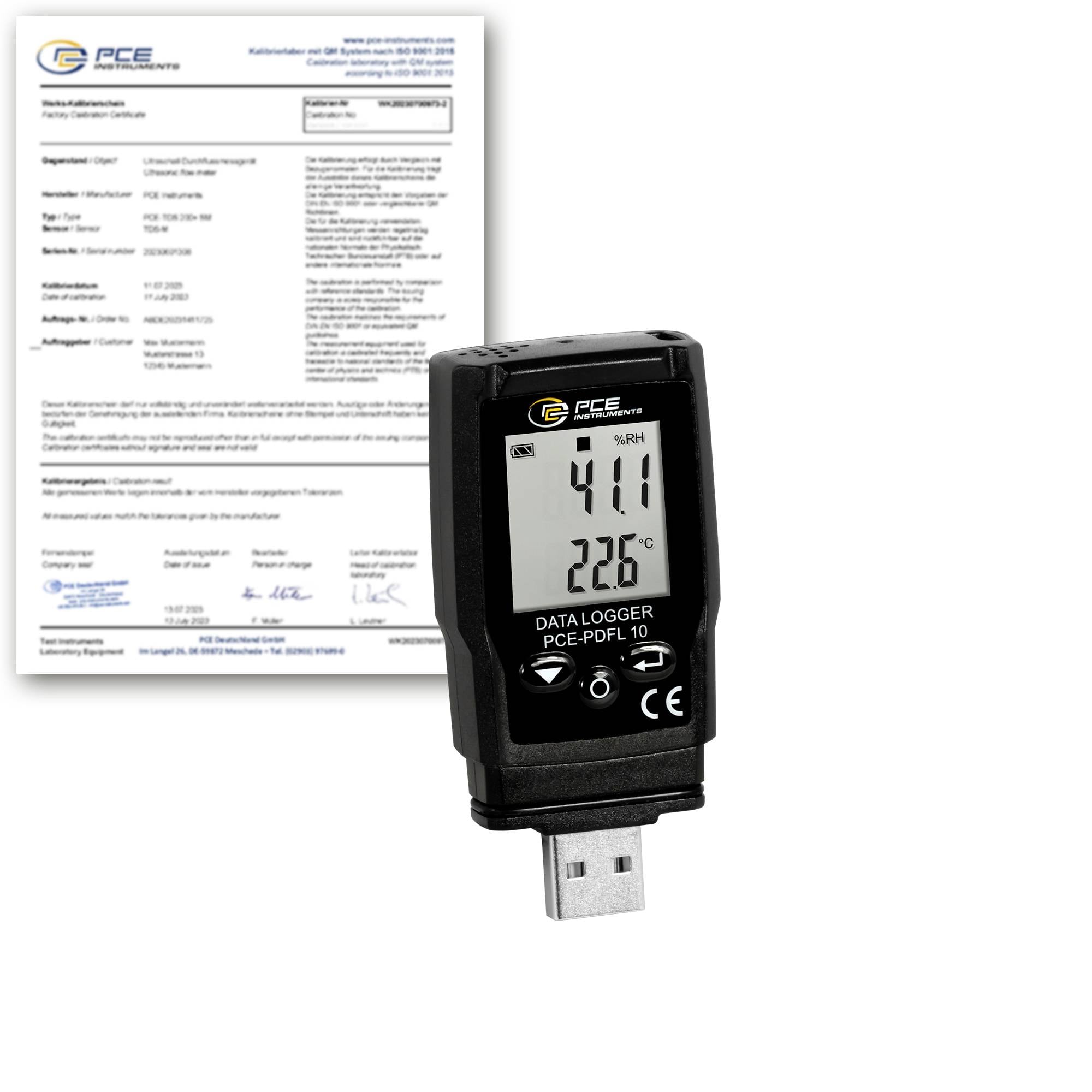PCE USB dataloger zobrazující 41,1% RH a 22,6°C, v pozadí je viditelný kalibrační certifikát.