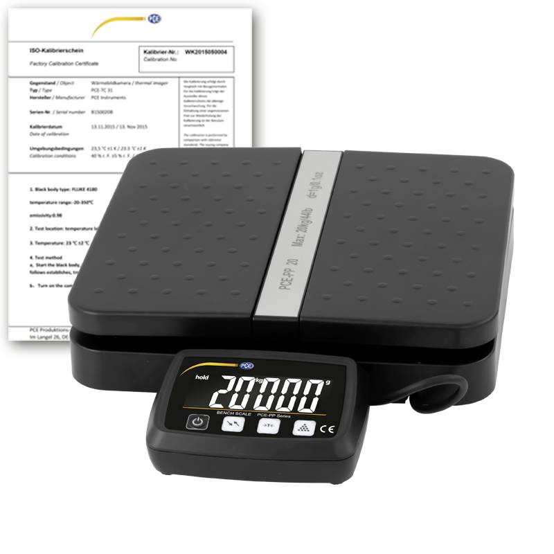 Černá přesná váha s digitálním displejem zobrazujícím 20000 a kalibrační certifikátem v pozadí.