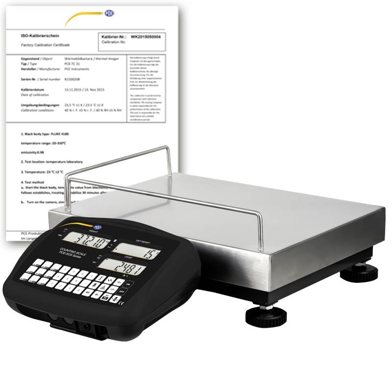 Digitální váha s ovládacím klávesnicí a displejem, zobrazená s certifikátem o kalibraci v pozadí, což naznačuje tovární kalibraci nebo ověření.
