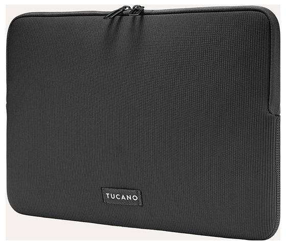 Černé pouzdro na laptop Tucano se zipem a malou záplatkací logem na přední straně, zobrazené na jednobarevném pozadí.