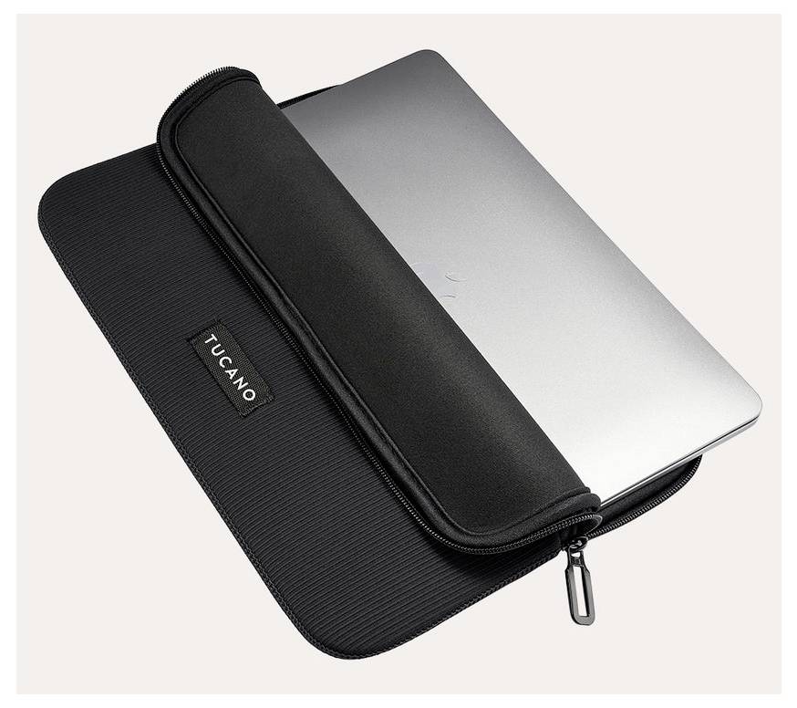 Stříbrný notebook v černém zipovaném pouzdru značky Tucano, částečně otevřený na světlém pozadí.