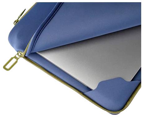 Modrý pouzdro na notebook se zipem částečně otevřené, z něhož je vidět stříbrný laptop.
