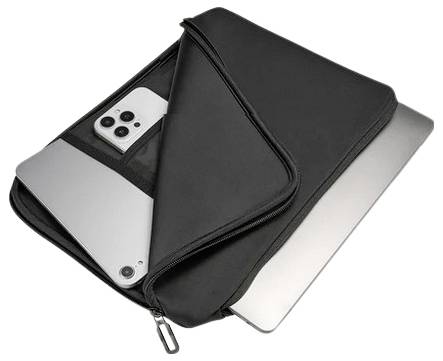 Černý zipovaný obal na notebook se stříbrným notebookem a chytrým telefonem v boční kapse