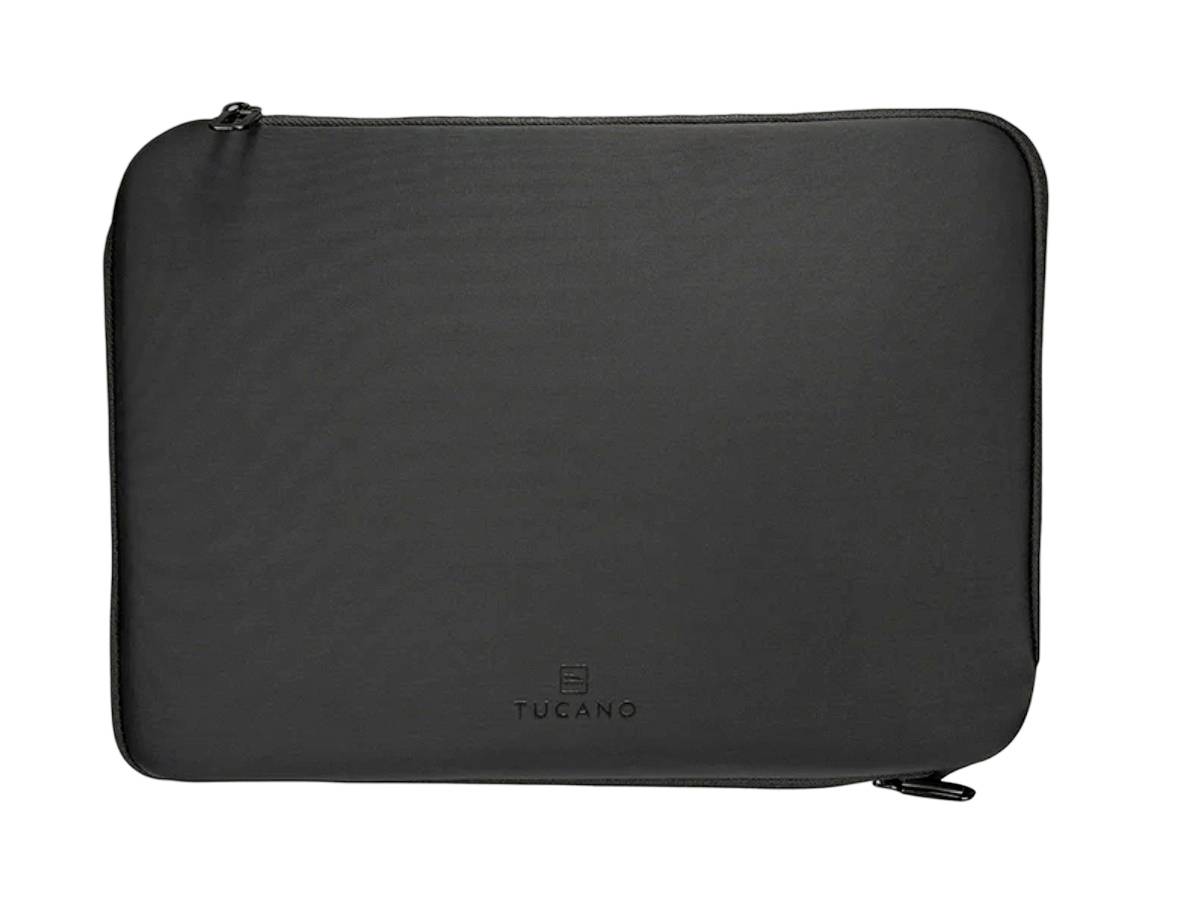Černý nosič na notebook Tucano se zipem, zobrazený zavřený na bílém pozadí.