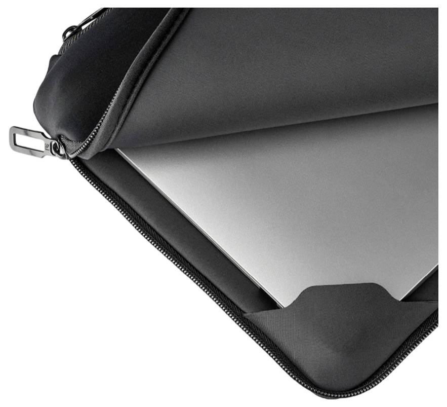 Detailní záběr na černý obal na notebook se zipem, který je částečně otevřený a ukazuje stříbrný laptop uvnitř.
