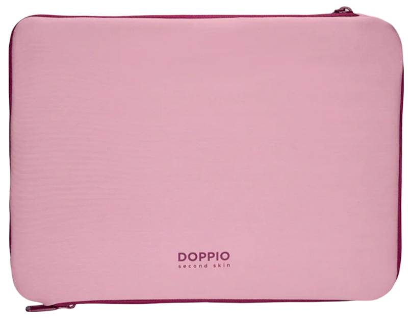 Růžový obdélníkový obal na notebook s logem "DOPPIO second skin" vycentrovaným blízko spodního okraje.
