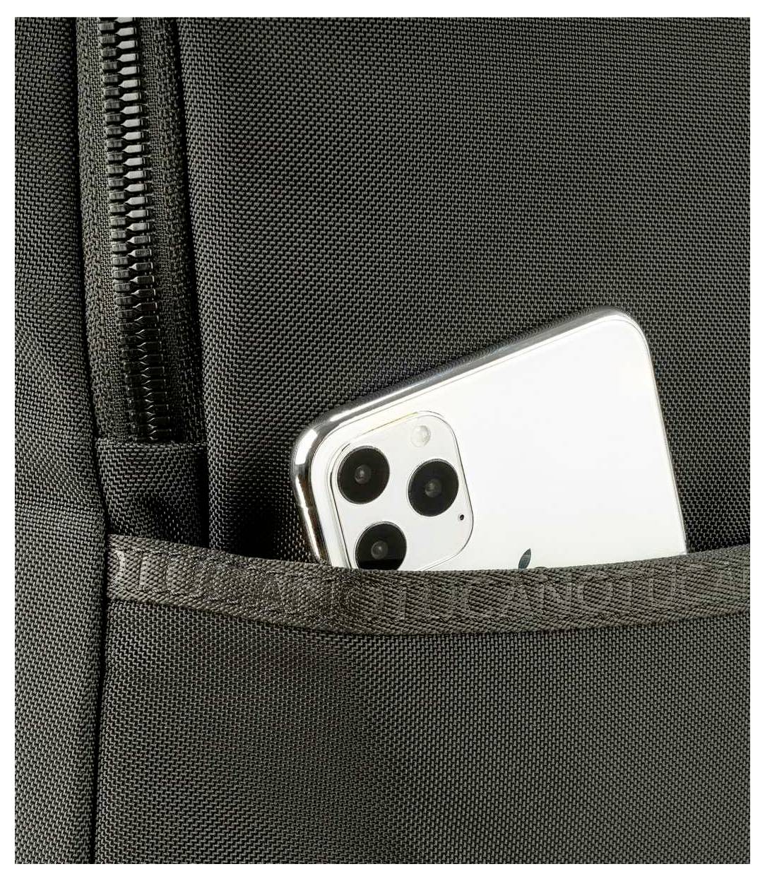 Bílý smartphone částečně zastrčený v přední kapse černého látkového batohu.