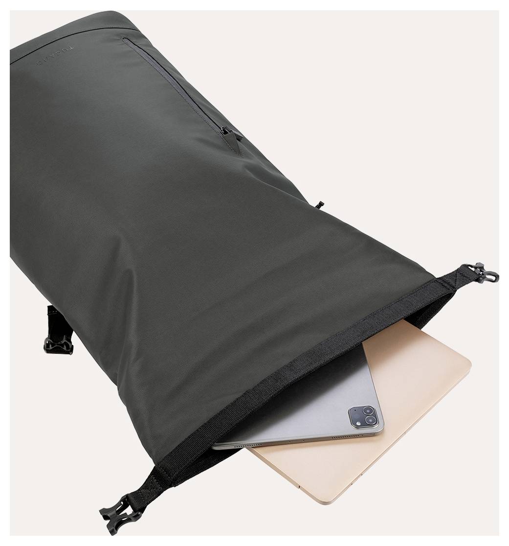 Černé polstrované pouzdro na notebook se dvěma částečně vsunutými tablety, zobrazené na světlém pozadí.