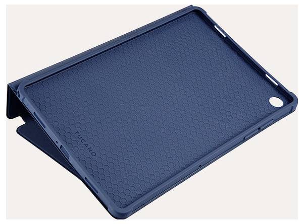 Modrý obal na tablet s sklopným stojánkem, zobrazen otevřený v úhlu na jednobarevném pozadí.