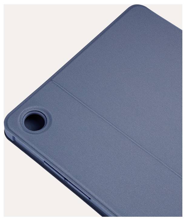 Modrý tablet nebo pouzdro na přenosný počítač s výřezem na kameru, zobrazeno v detailním pohledu na světlém pozadí.