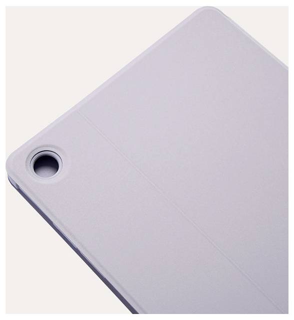 Detailní záběr na zadní stranu světle šedého pouzdra tabletu nebo notebooku s kulatým výřezem pro fotoaparát v levém horním rohu.