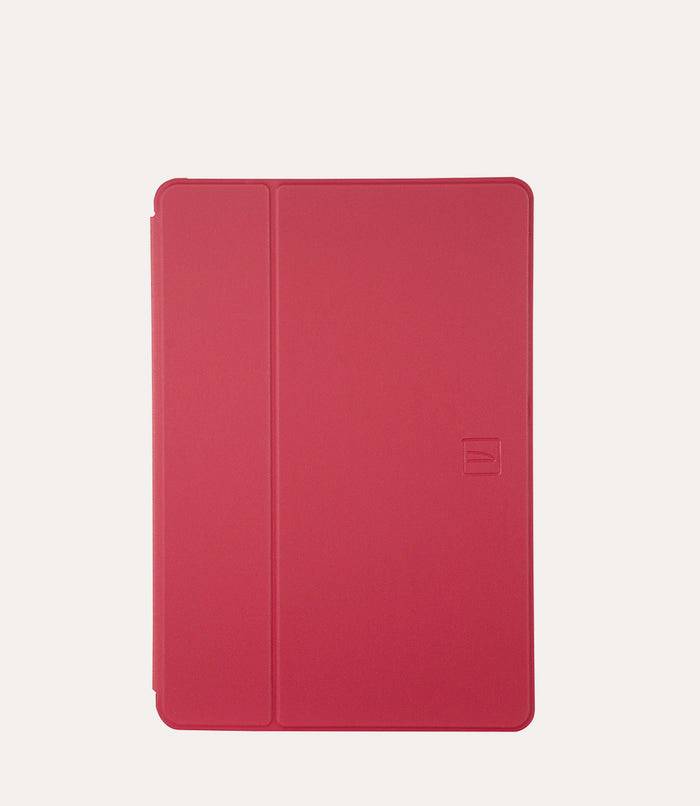Červené pouzdro na tablet s obalem a svislou linií ohybu na jednoduché světlé pozadí.
