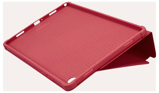 Červené pouzdro na tablet s vestavěným sklopným podstavcem, zobrazeno otevřené v úhlu na světlém pozadí.