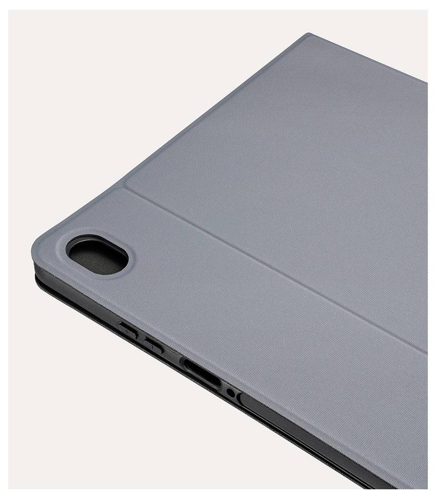 Šedé pouzdro na tablet zobrazené zavřené se výřezem na kameru a otvory na postranní tlačítka na světlém pozadí.