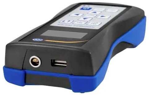 Přenosné ruční elektronické zařízení s klávesnicí, malým displejem, portem USB a kulatým konektorem v modrém a černém pouzdře.