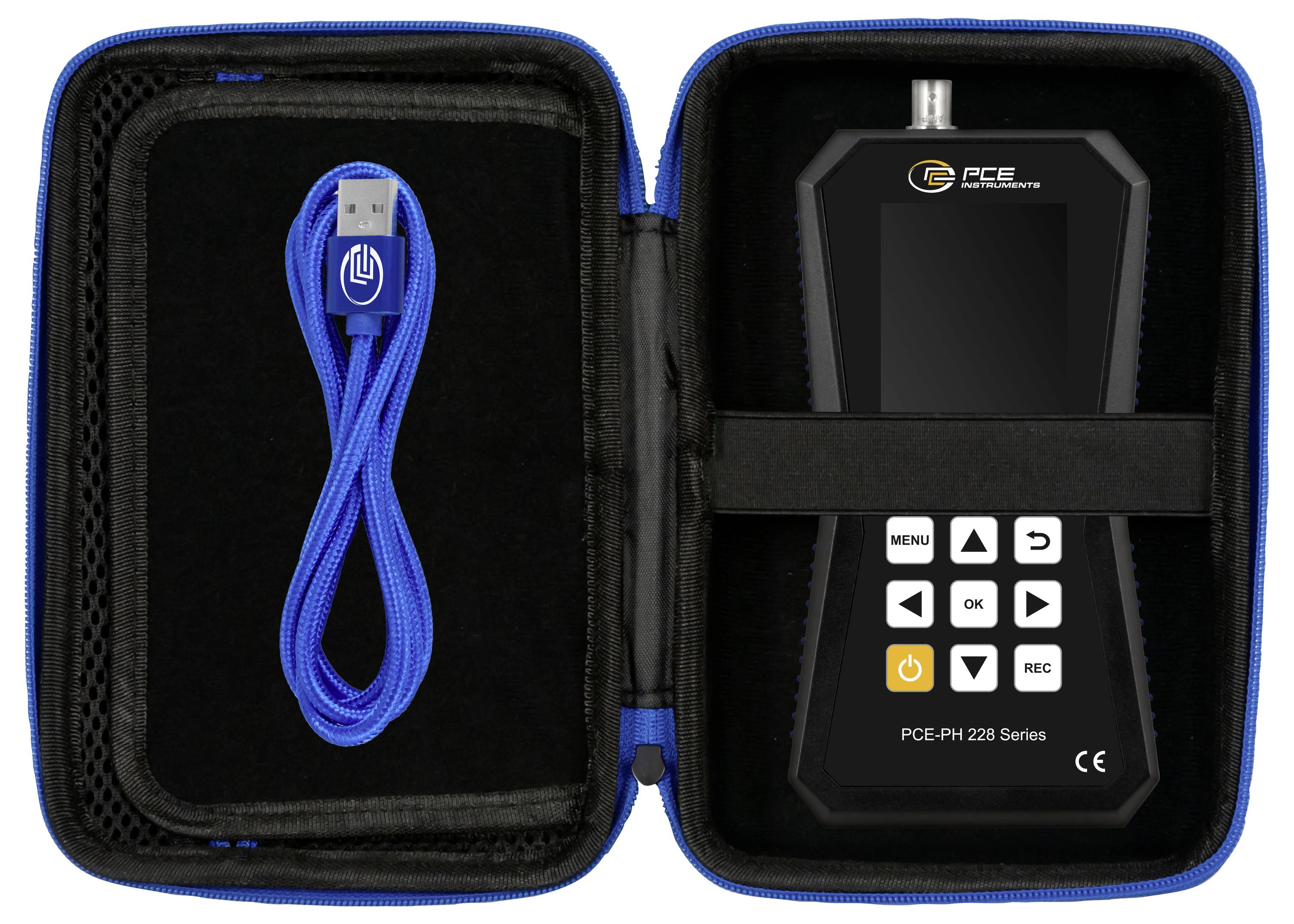 Otevřená přepravní tašku s modrým USB kabelem vlevo a přenosným měřidlem PCE PH 228 vpravo, držené popruhem.