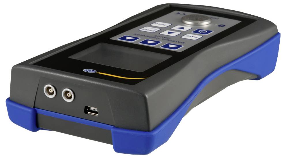 Přenosná elektronická ovládací jednotka s displejem, tlačítky, otočným kolečkem a vstupními porty, zobrazená v černém a modrém pouzdře na bílém pozadí