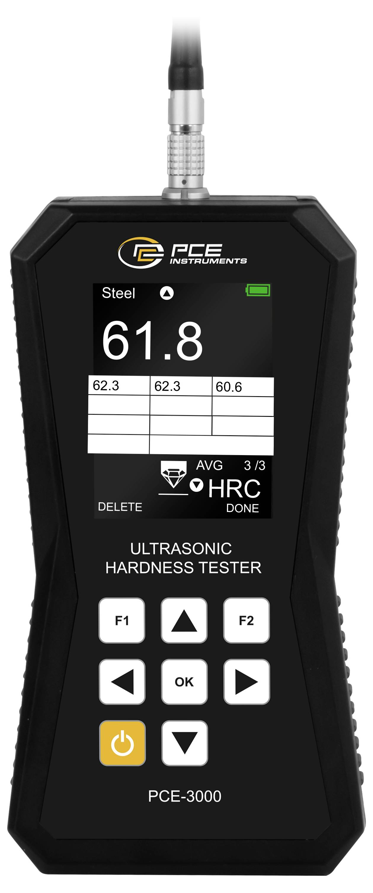 Ultrazvukový tester tvrdosti PCE ukazující hodnotu oceli 61,8 HRC s průměrnými hodnotami zobrazenými na jeho displeji.
