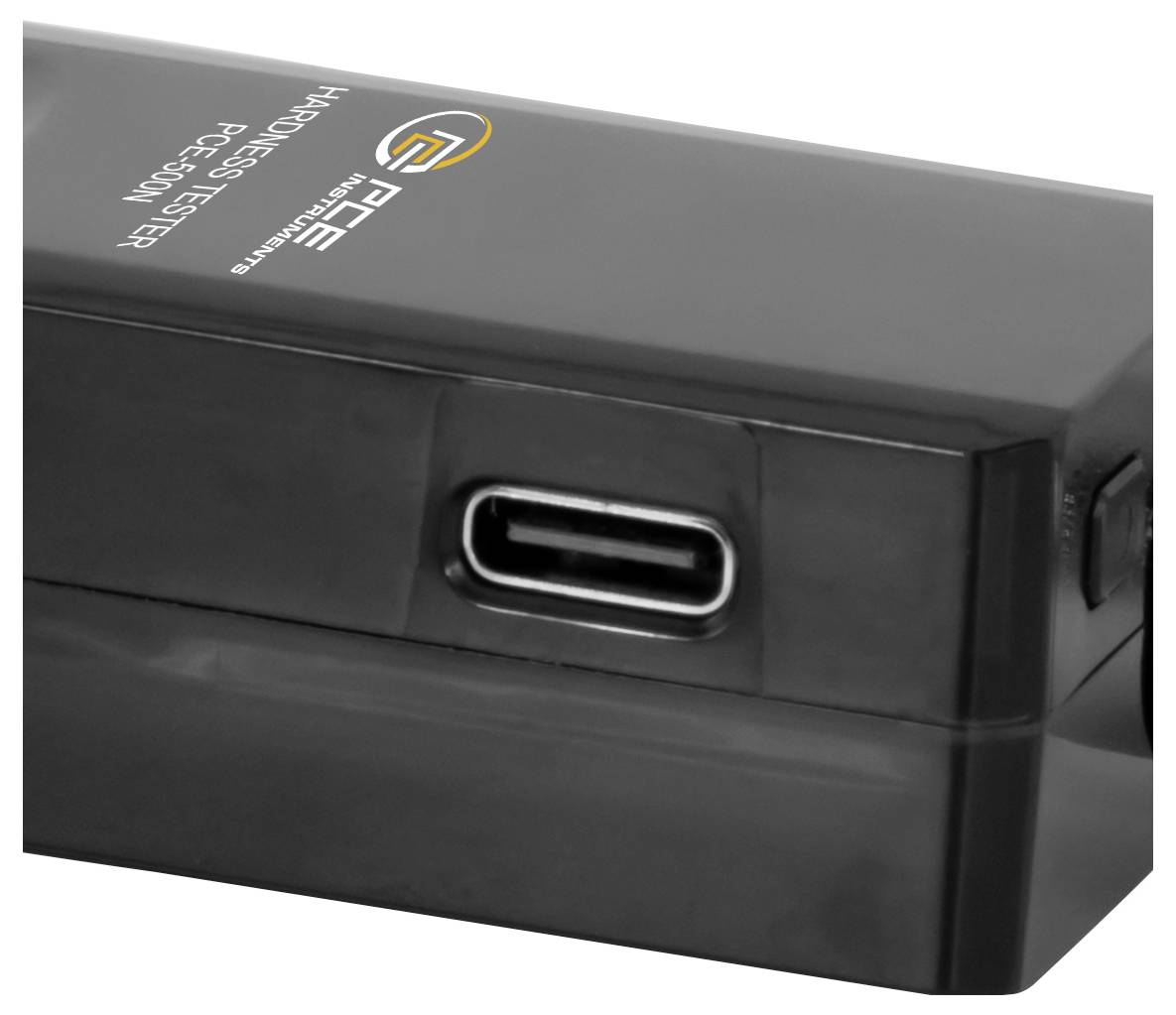 Černá obdélníková powerbanka nebo nabíječka s USB-C portem, na horní straně označená textem "GET" a "HARNESS EVER ENERGY".