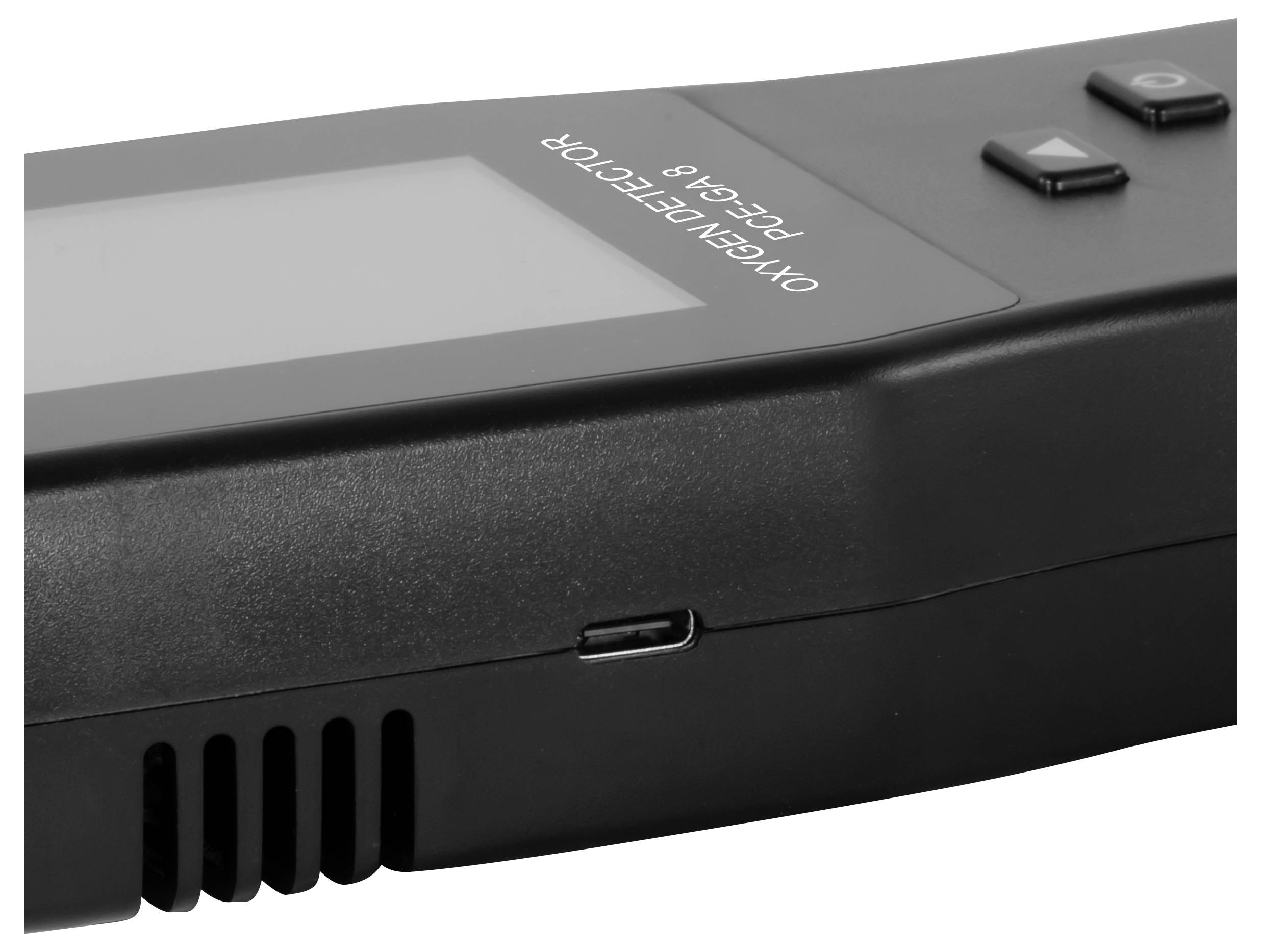 Detailní záběr na černý přenosný detektor ozónu s displejem, ovládacími tlačítky, ventilačními štěrbinami a portem USB-C pro nabíjení
