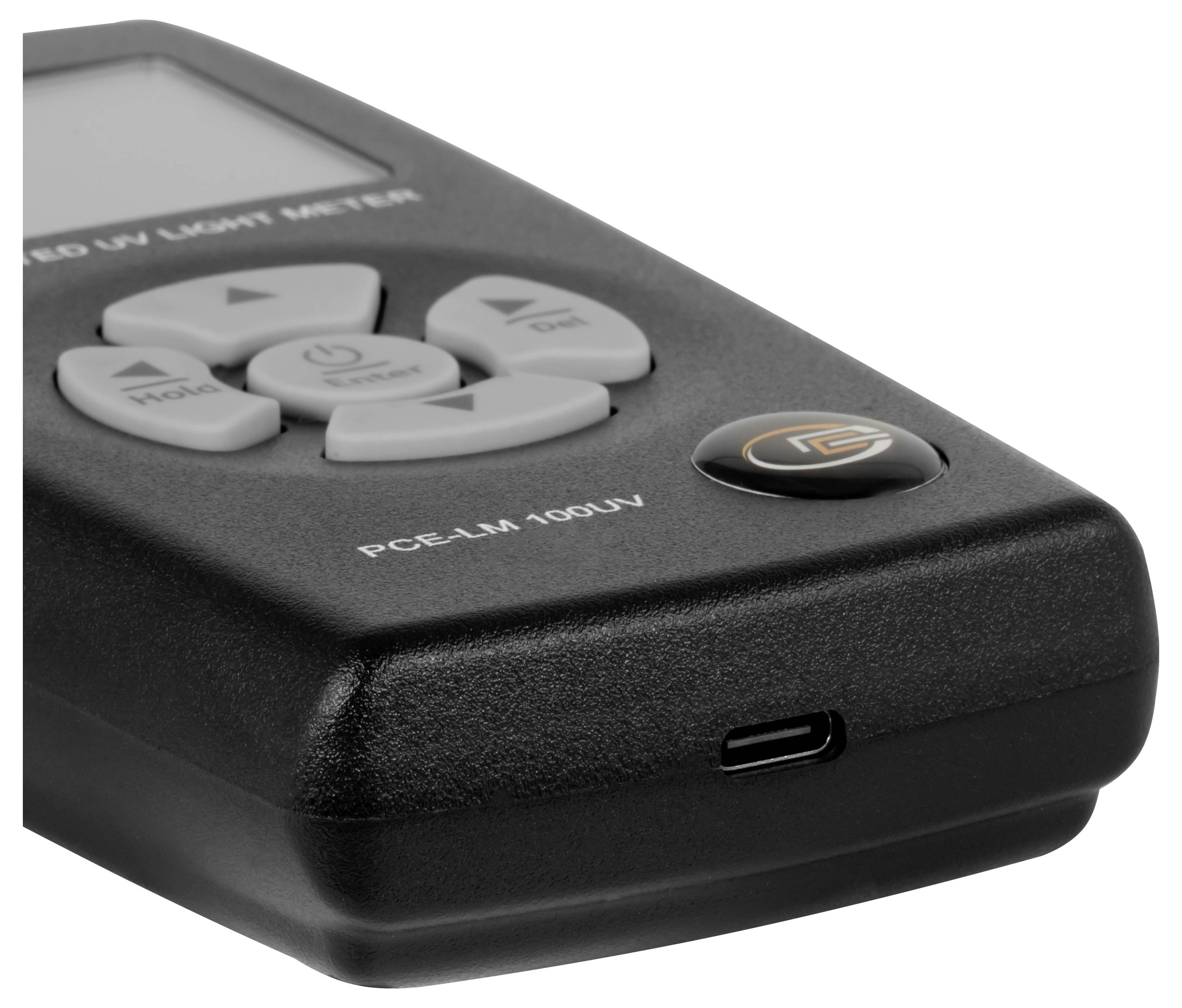Detailní záběr na černý ruční ovladač s směrovými tlačítky, centrálním tlačítkem "napájení" a předním portem USB-C.