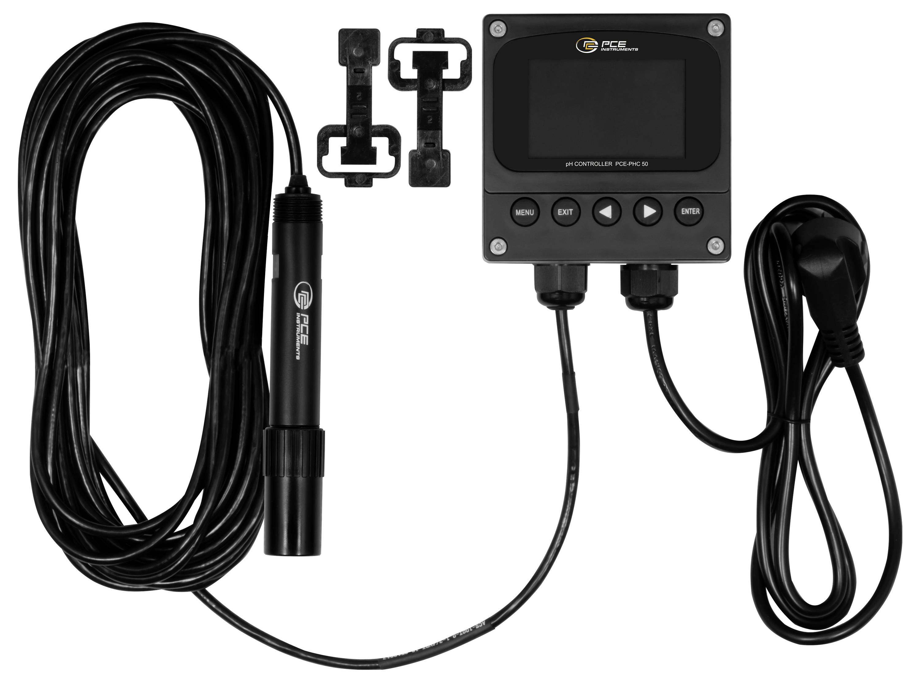 Elektronický ovladač s displejem, připojenými kabely, sondou, konektory a napájecím kabelem, zobrazený jako sada produktů na bílém pozadí.