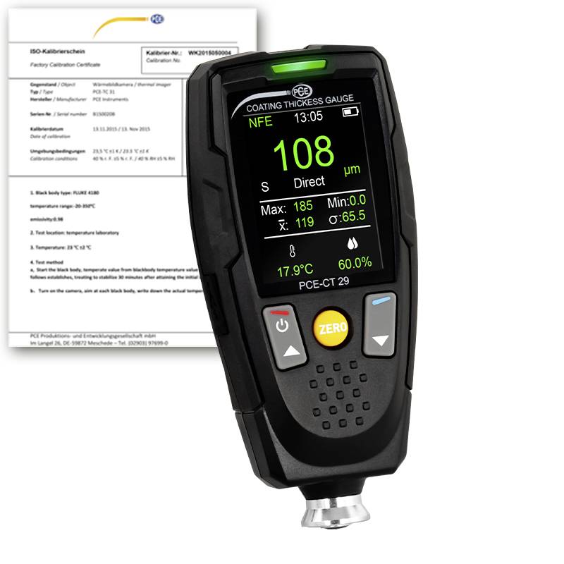 Digitální měřič tloušťky nátěru zobrazující 108 µm s kalibrační certifikátem za ním.