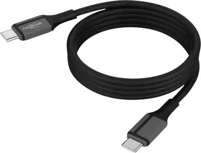 Černý kabel USB-C pro nabíjení navinutý na bílém pozadí s konektory USB-C na obou koncích.