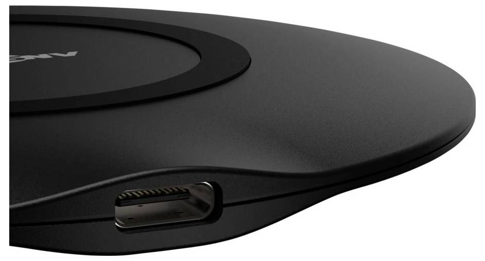 Detailní záběr černého kulatého elektronického zařízení zobrazující port pro nabíjení USB-C na straně.