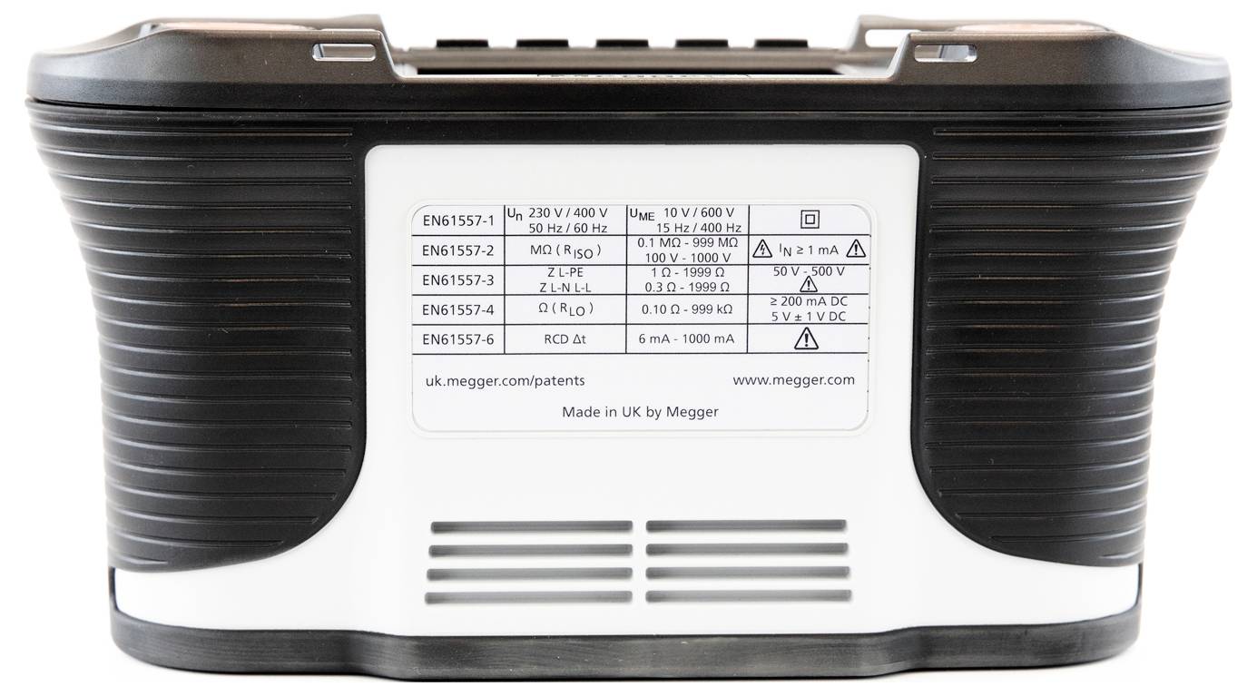 Přenosný Megger elektrický tester zobrazený zepředu s nálepkou produktu uvádějící čísla modelů a údaje o napětí/proudu.
