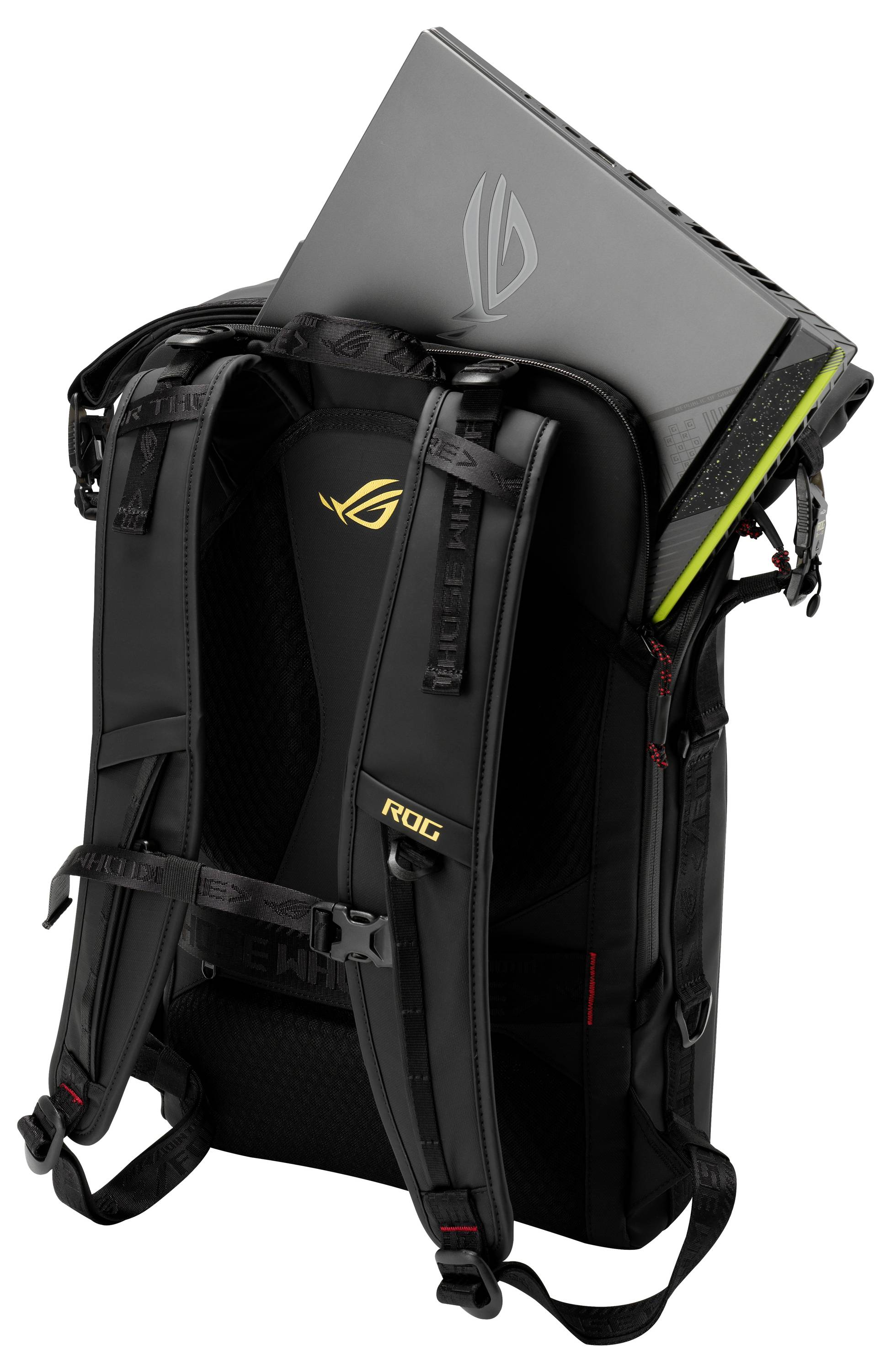 Černý herní batoh s částečně vloženým notebookem, zobrazující polstrované ramínka a značku ASUS ROG na zadní straně.