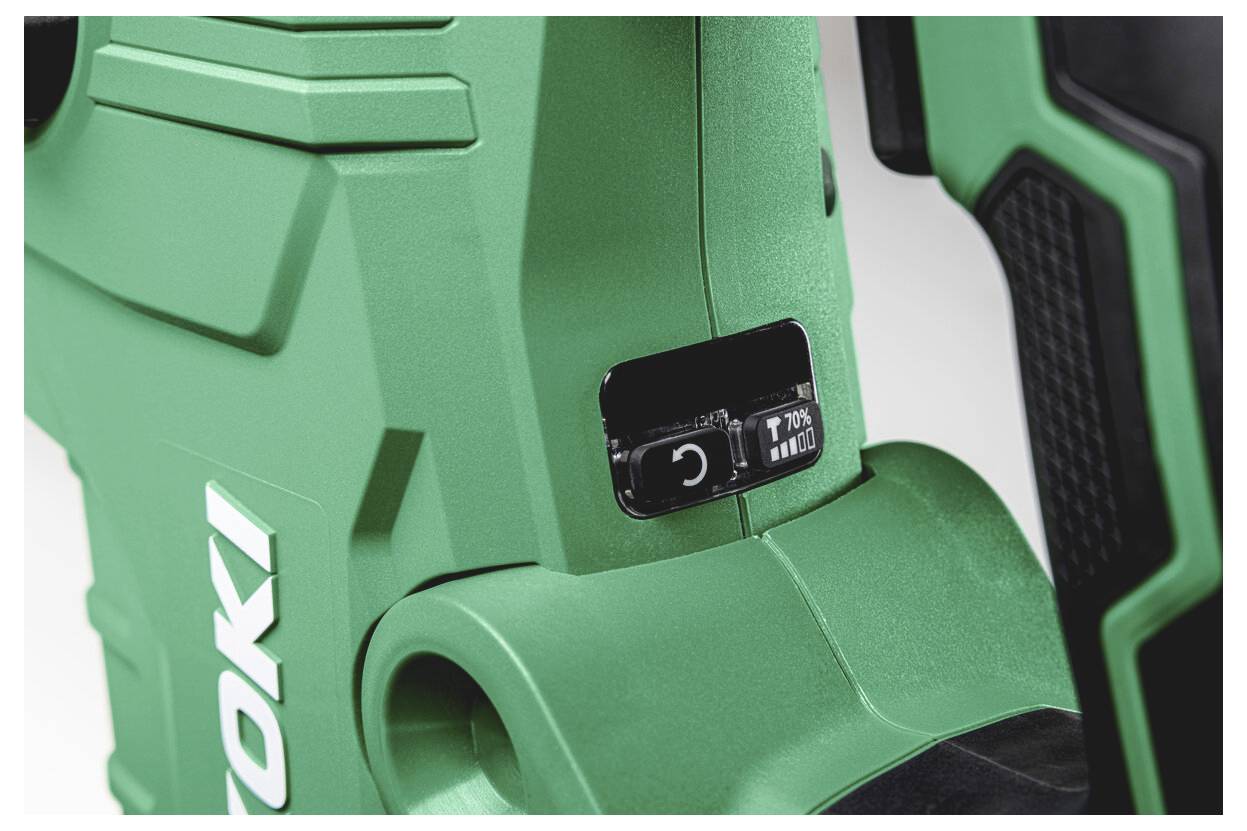 Detailní záběr na zelený elektrický nástroj s otočným ciferníkem režimu/nastavení a displejem, ukazující značku výrobce „RYOBI".