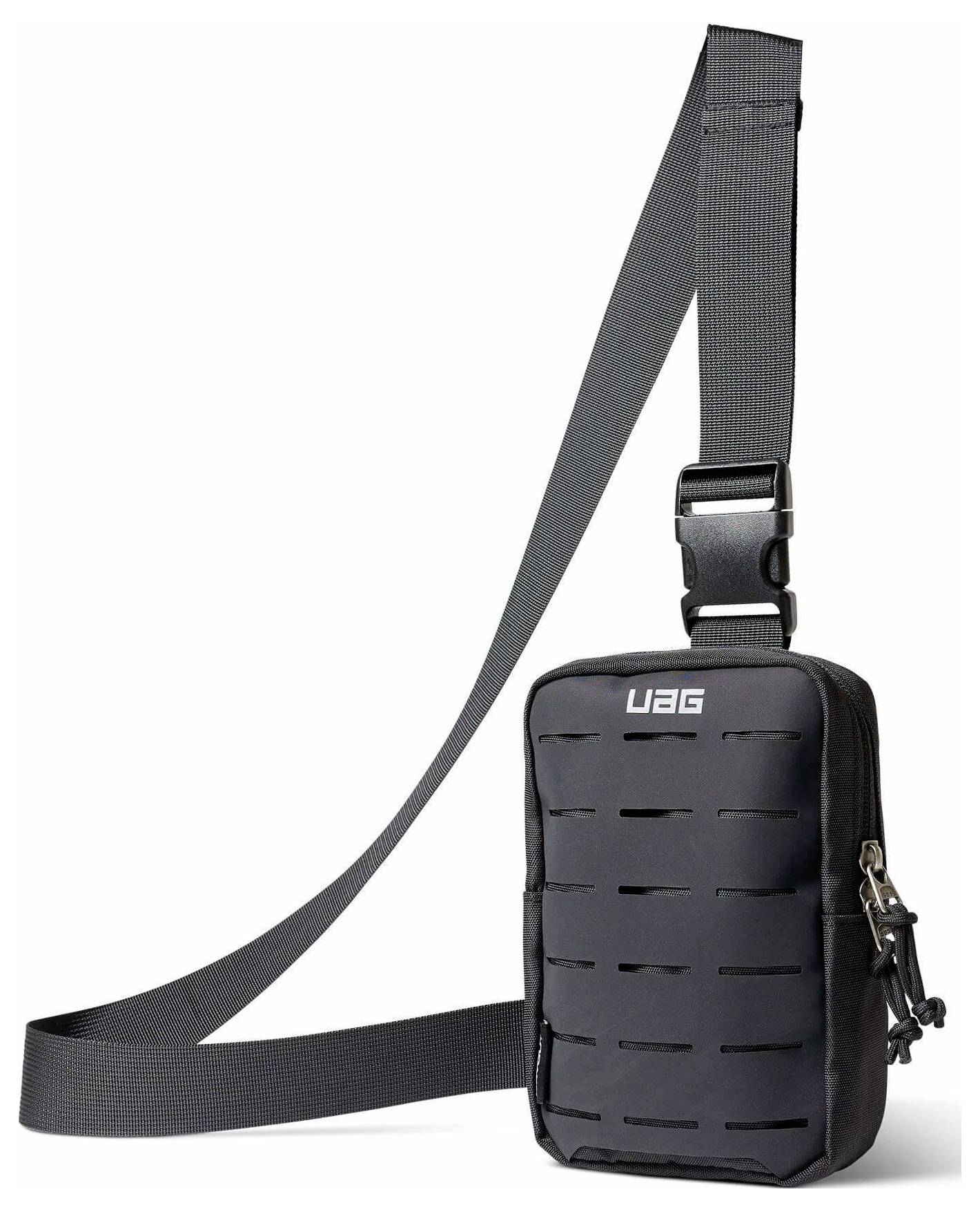 Černá crossbody kabelka UAG s nastavitelným popruhem přes rameno a přední panelem s MOLLE stylem na bílém pozadí.
