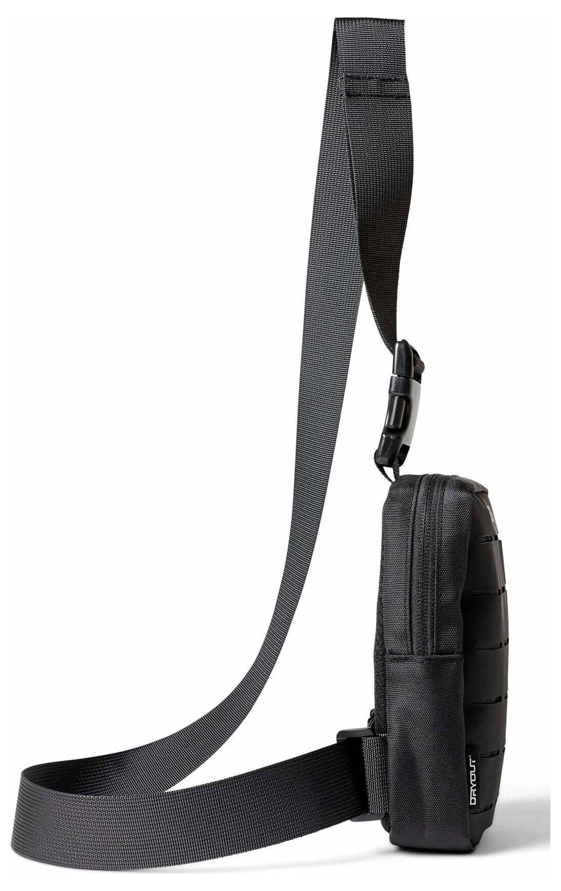 Černá crossbody taška přes rameno s nastavitelným popruhem, zobrazená vzpřímeně na bílém pozadí.