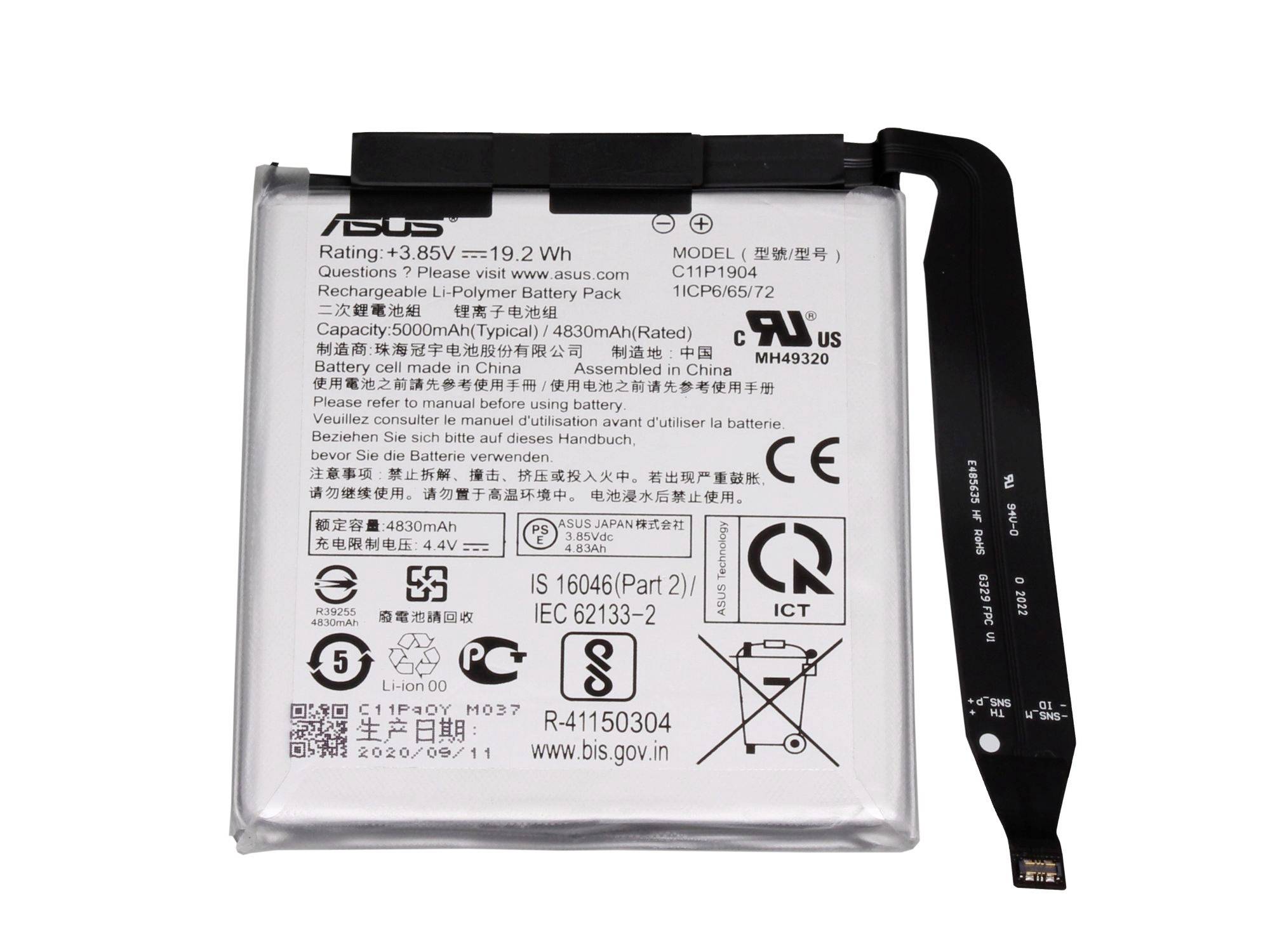 Baterie ASUS s dobíjecím lithium-polymerem s připojeným kabelem, zobrazující štítky produktu a certifikační značky.
