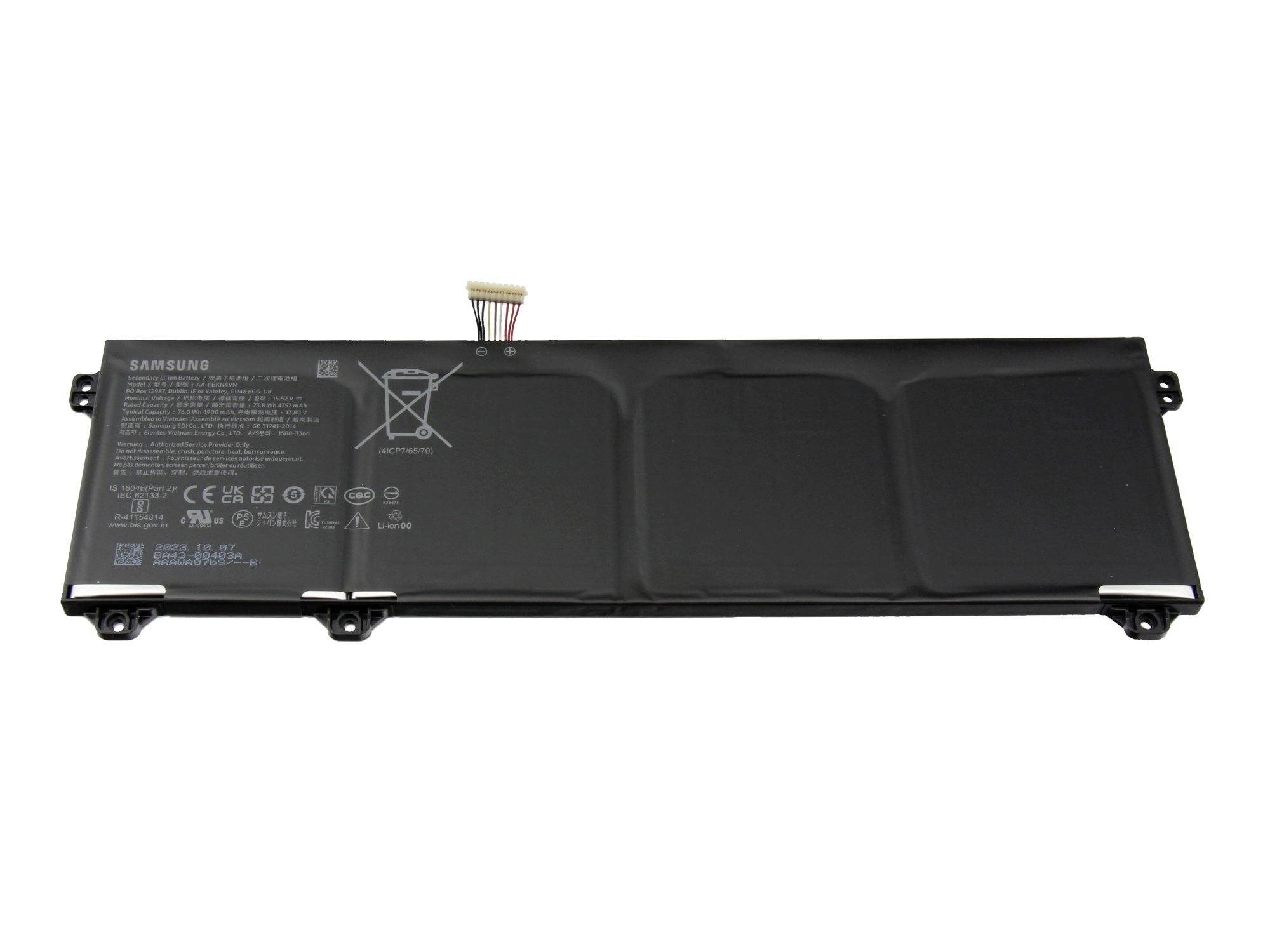 Tenký černý akumulátor notebooku Samsung s připojovacím kabelem na bílém pozadí.