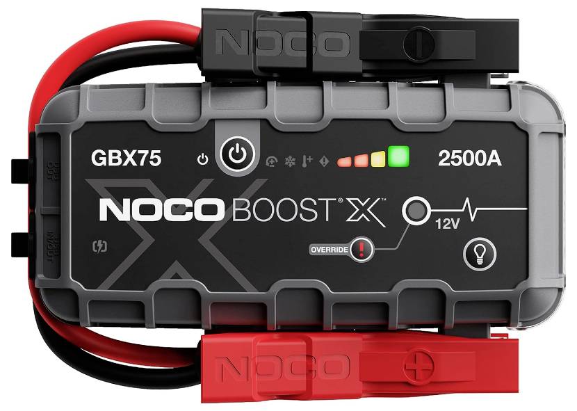 NOCO Boost X GBX75 záskok s připojené červené a černé svorky, popisek 2500A a 12V, přední pohled na bílém pozadí.