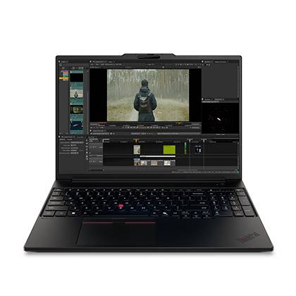 Černý laptop Lenovo ThinkPad zobrazující software pro editaci videa s náhledem osoby procházející lesem a časovou osou níže